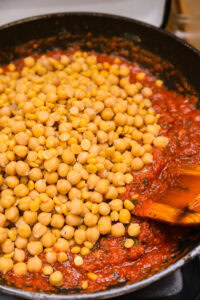Authentique Chana Masala - Pour l’assemblage et la cuisson finale: Ajouter les pois chiches cuits dans le masala.