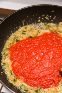 Authentique Chana Masala - Pour le masala: Ajouter la purée de tomate.