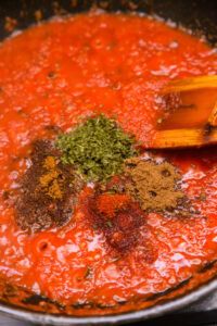Authentique Chana Masala - Pour le masala: Ajouter le garam masala en poudre, le piment rouge en poudre, la coriandre en poudre et le masala pour chole.