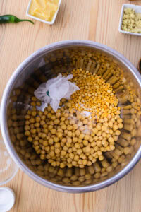 Authentique Chana Masala - Pour la cuisson des pois chiches: Mettre les pois chiches kabuli, la petite bourse, le chana dal, le sel, le bicarbonate de soude et l’eau dans un autocuiseur.