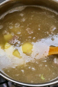 Authentique Gamjatang - Quand le bouillon bout vivement, ajouter les pommes de terre et cuire environ cinq minutes.