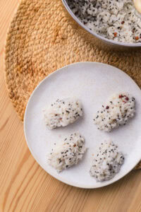 Authentique Inari Sushi - Former le riz vinaigré en petites portions ovales et farcir les poches d’aburaage.