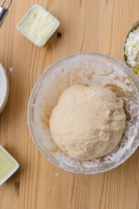 Authentique Khatchapouri - Pétrir la pâte.