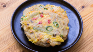 Authentique Pajeon - Servir chaud, accompagné de la sauce soja vinaigrée.
