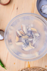 Authentique Pajeon - Pour les fruits de mer : Mélanger l’eau et le sel pour obtenir une eau légèrement salée. Y laver délicatement les moules, les palourdes et les huîtres, en les remuant doucement pour ne pas les abîmer. Égoutter dans une passoire, couper en morceaux d’environ 1 cm, assaisonner avec le sel et le poivre, puis laisser mariner environ 10 minutes.