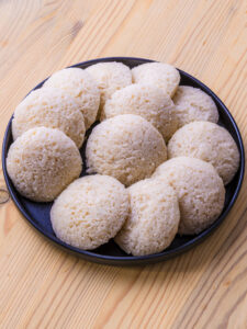 Authentique idli - Servir les idlis moelleux et bien chauds.