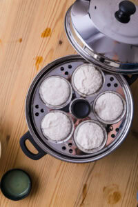Authentique idli - Cuire à la vapeur pendant 10 à 12 minutes.