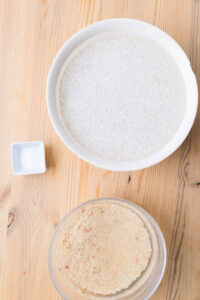Authentique idli - Faire tremper le riz dans de l’eau froide pendant au moins 4 à 5 heures.
