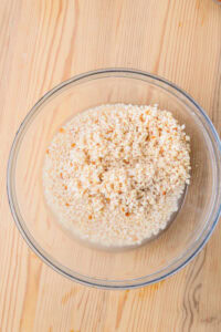 Authentique idli - Faire tremper l’urad dal et les graines de fenugrec dans de l’eau froide pendant au moins 4 à 5 heures.