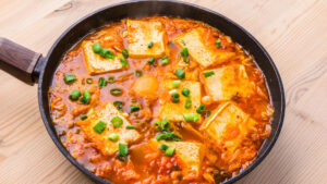Authentique sundubu jjigae - Ajouter la ciboule.
