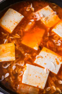 Authentique sundubu jjigae - Goûter et ajuster l'assaisonnement avec les crevettes salées.