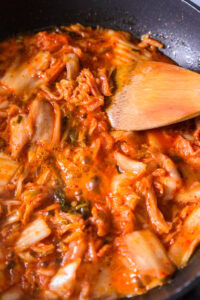 Authentique sundubu jjigae - Faire revenir jusqu'à ce que le kimchi soit bien cuit.