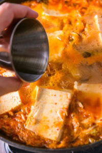 Authentique sundubu jjigae - Verser le bouillon.