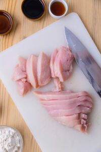 Toriten d’Oita - Couper la poitrine de poulet en tranches obliques en allant contre le grain.