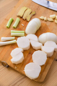 Authentique Galbitang - Couper grossièrement le radis blanc coréen, l'oignon, l'ail, le gingembre séché et la ciboule, car ils serviront à préparer le bouillon.