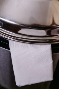 Authentique Galbitang - Coincer un papier absorbant entre la casserole et le couvercle pour éviter que le bouillon ne déborde.