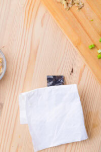 Authentique Hiyayakko - Essuyer la surface du kombu avec du papier absorbant pour retirer les impuretés.