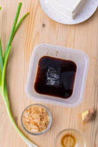 Authentique Hiyayakko - Mettre la sauce soja et le kombu dans un récipient de conservation.