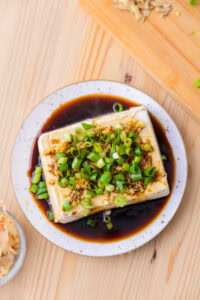 Authentique Hiyayakko - Verser la sauce soja au kombu préparée précédemment.