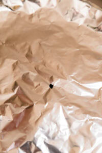 Authentique Nikujaga - Percer un trou d'aération au centre de la feuille de papier aluminium, puis la faire adhérer directement sur les ingrédients.