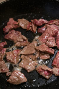 Authentique Nikujaga - Faire revenir jusqu'à ce qu'environ 70 % de la couleur de la viande ait changé.