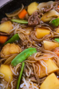 Authentique Nikujaga - Plonger les pois gourmands dans le jus de cuisson.
