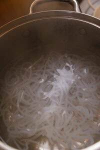 Authentique Nikujaga - Porter de l'eau à ébullition dans une petite casserole, puis faire bouillir les shirataki pendant environ 1 minute.