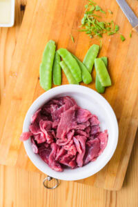 Authentique Nikujaga - Couper la viande en morceaux faciles à manger.