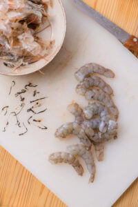 Chả Lụi - Décortiquer les crevettes.