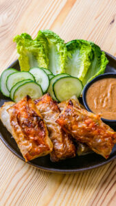 Chả Lụi - Servir les chả lụi avec les herbes fraîches et les légumes.