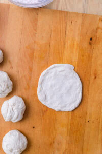 Cong You Bing - Diviser la pâte en pâtons de 130 g.