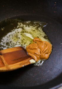 Corn cheese - Faire fondre le beurre et le beurre de cacahuète dans une poêle à feu moyen-doux.