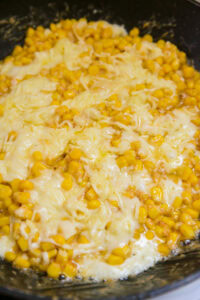 Corn cheese - Couvrir et cuire à feu doux jusqu'à ce que le fromage soit fondu.