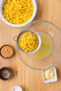 Corn cheese - Égoutter complètement le maïs doux dans une passoire.