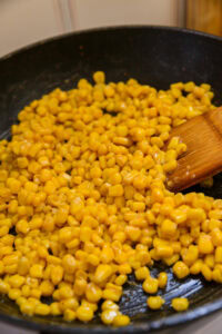 Corn cheese - Ajouter le maïs doux égoutté et mélanger.