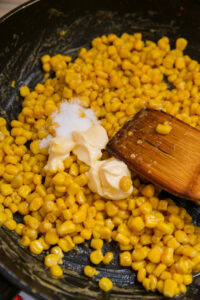 Corn cheese - Ajouter le sucre et la mayonnaise.