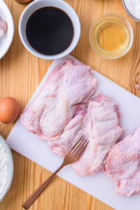 Famichiki - Piquer la viande de nombreux coups de fourchette, pour l'attendrir et faire pénétrer l'assaisonnement.