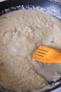 Malai Kofta - Ajouter la pâte d’oignons et de noix de cajou préparée.