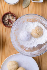 Malai Kofta - Enrober chaque kofta de fécule de maïs.