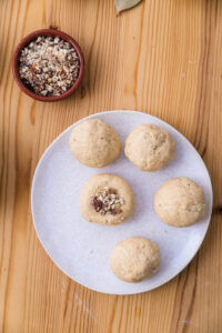 Malai Kofta - Placer un peu de noix de cajou et de raisins secs hachés au centre de chaque portion.