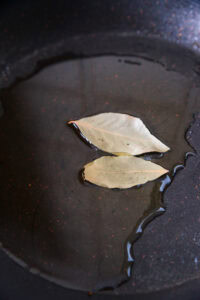 Malai Kofta - Ajouter les feuilles de laurier, puis faire revenir légèrement.