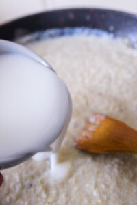 Malai Kofta - Verser le lait petit à petit en remuant régulièrement, afin d’éviter que la sauce accroche au fond.