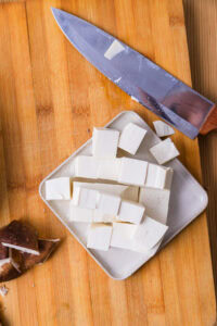 Matsutake Suimono - Couper le tofu en petits cubes.