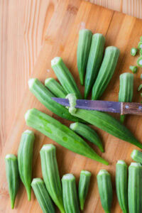 Okra no Ohitashi - Parer au couteau le collet dur autour de la base, le gaku.