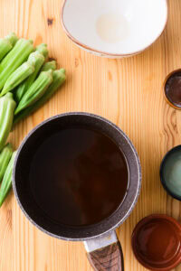 Okra no Ohitashi - Dans une petite casserole, réunir le dashi, le saké, le mirin et le sel.