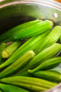Okra no Ohitashi - Blanchir les okras à l'eau bouillante environ 1 minute, jusqu'à une couleur bien vive.