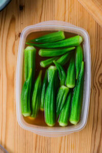 Okra no Ohitashi - Y immerger les okras.