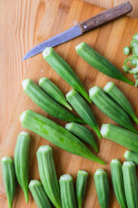 Okra no Ohitashi - Équeuter les okras en coupant le bout des tiges.