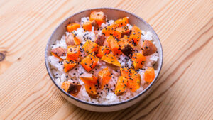 Satsumaimo Gohan - Servir dans des bols et parsemer de sésame salé (goma-shio).