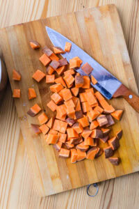 Satsumaimo Gohan - Garder la peau de la patate douce et la couper en cubes de 1 cm.